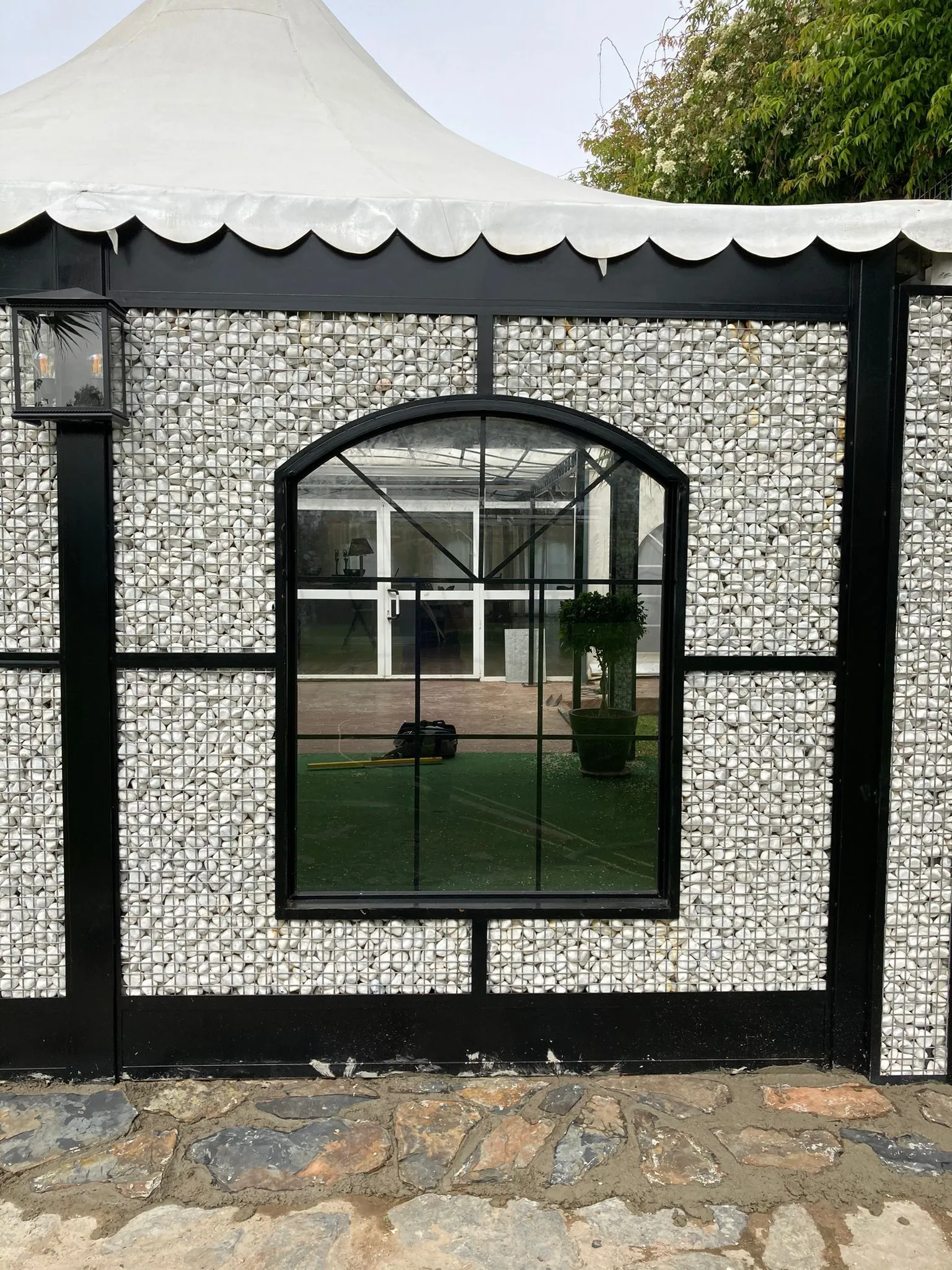 Decoración de paredes con malla decorativa y ventanas en forja en los Jardines de las Bovedas, foto 2 de 4
