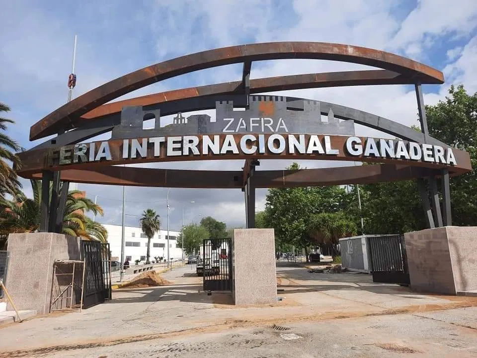 Portada recinto ferial de Zafra realizado en chapa acero corten, foto 7 de 16