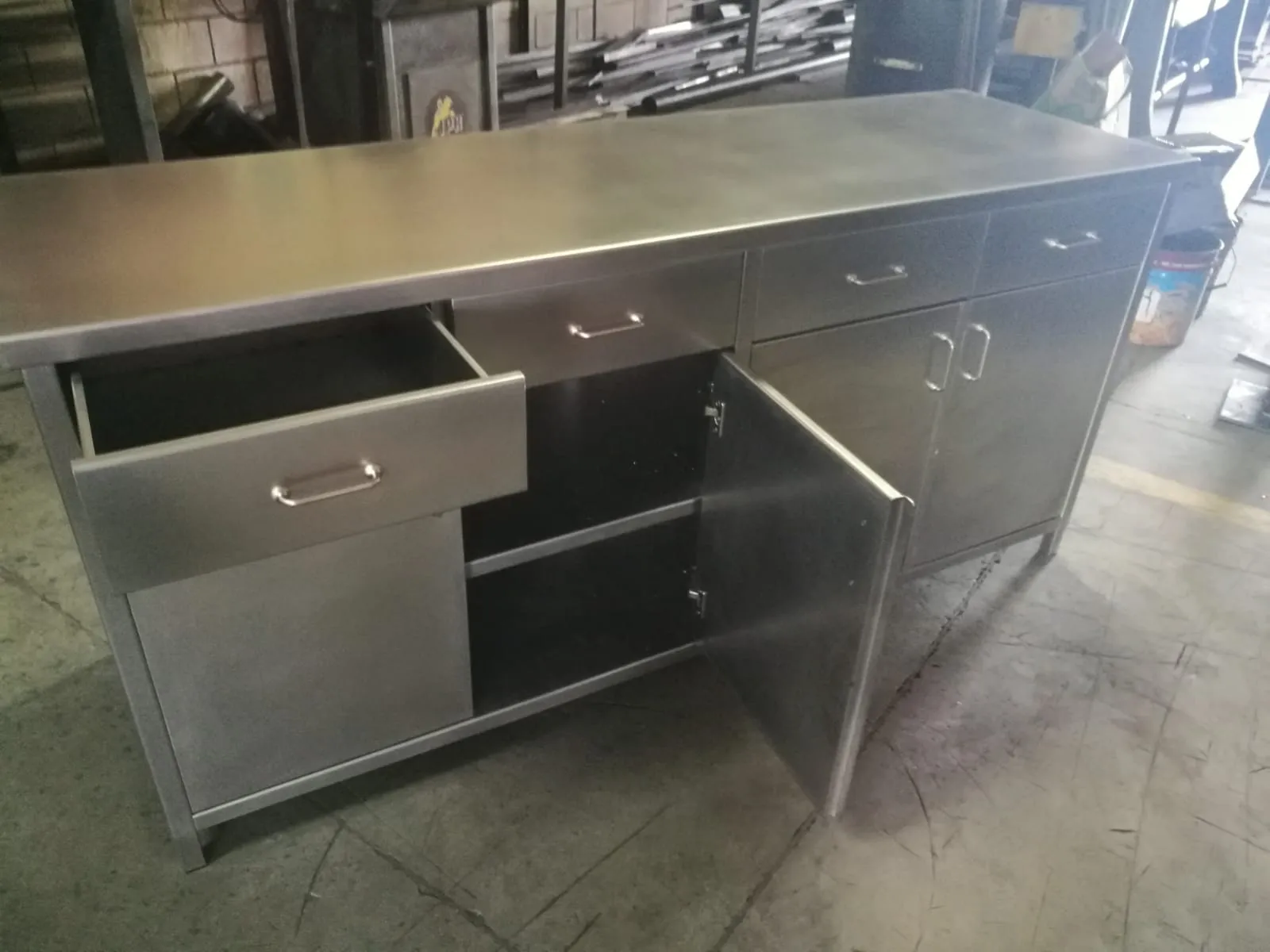 Muebles en acero inoxidable, trabajo de Cerrajería Juanfe