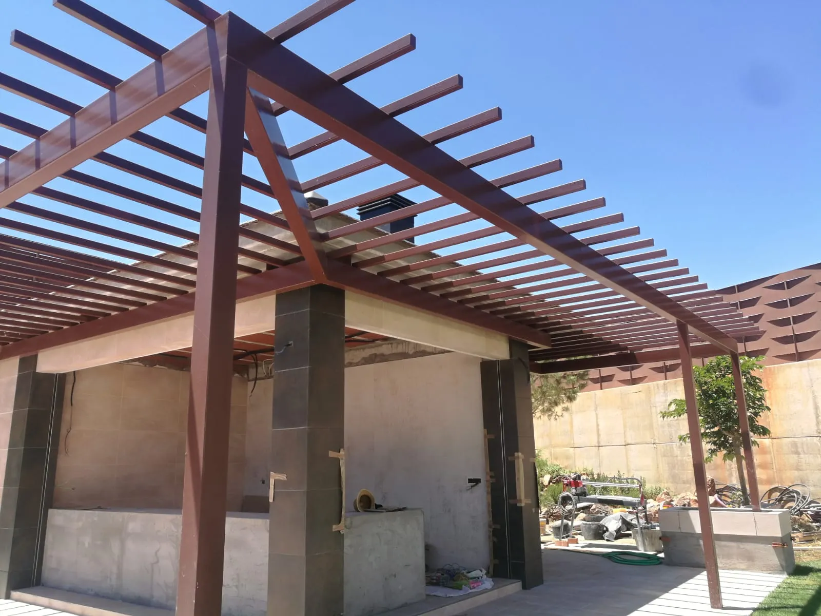 Pergola para piscina, trabajo de Cerrajería Juanfe