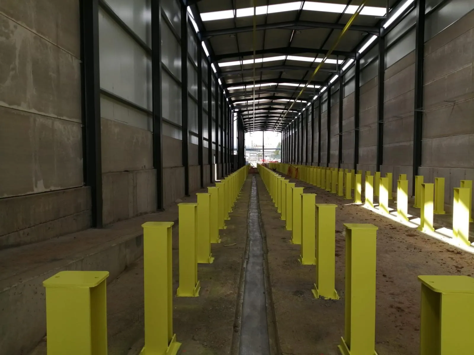 Obra Renfe Badajoz (taller reparacion para trenes ), trabajo de Cerrajería Juanfe