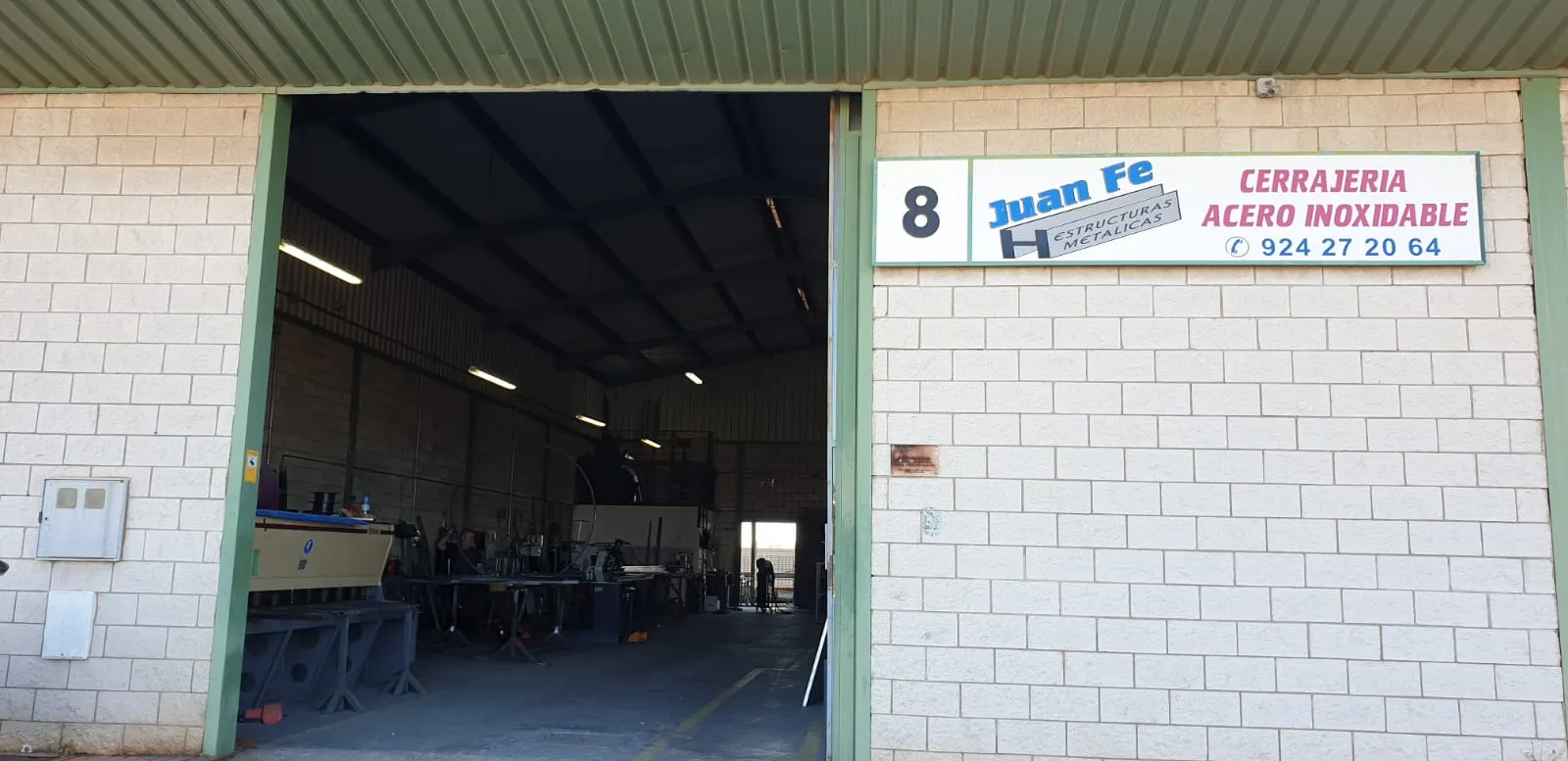 Fachada del taller, con el rótulo de Cerrajería Juan Fe
