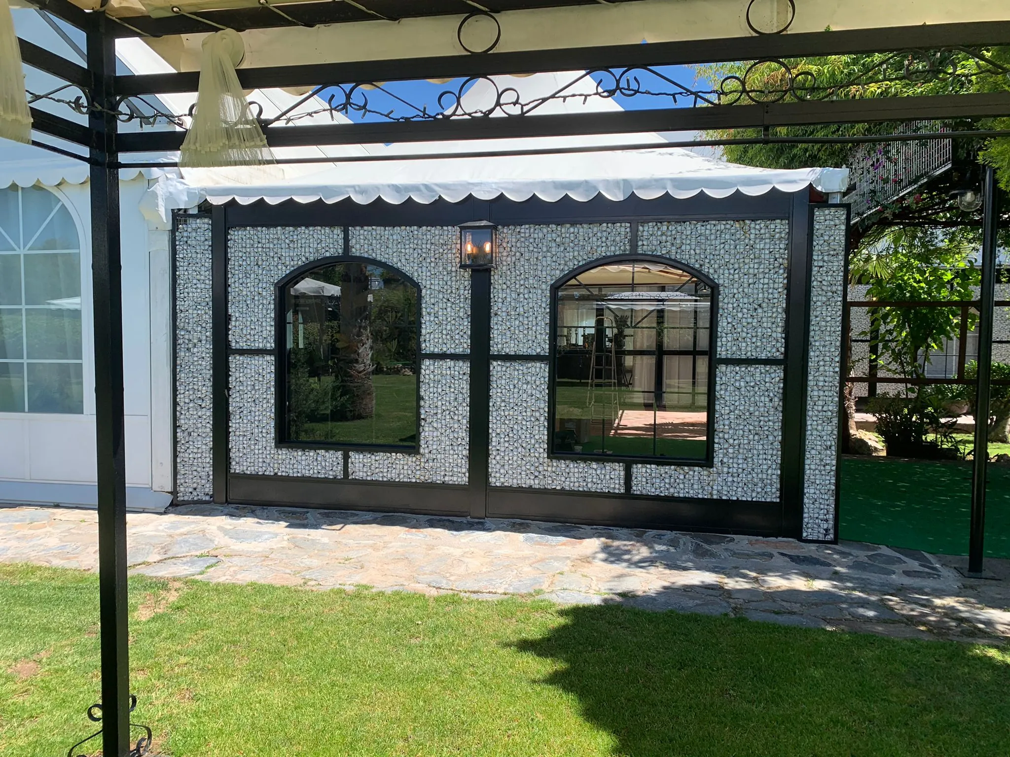 Decoración de paredes con malla decorativa y ventanas en forja en los Jardines de las Bovedas, trabajo de Cerrajería Juanfe