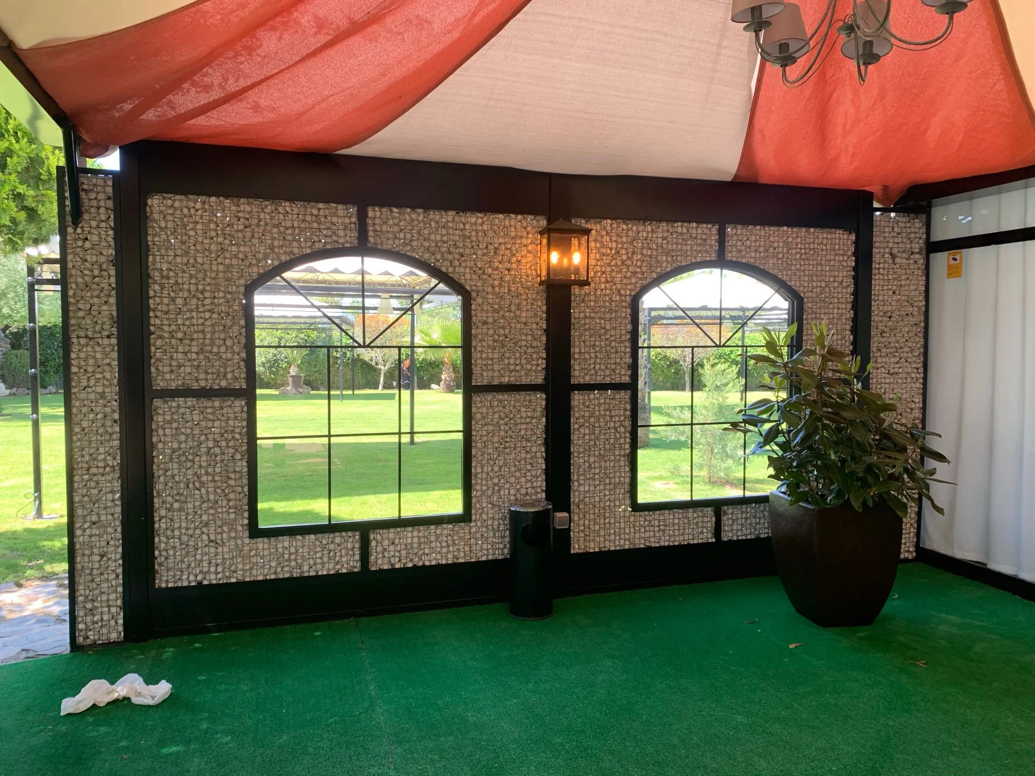 Decoración de paredes con malla decorativa y ventanas en forja en los Jardines de las Bovedas, foto 3 de 4