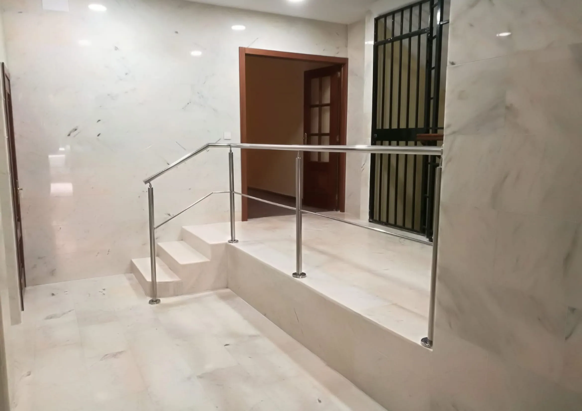 Pasamanos y escaleras inox, trabajo de Cerrajería Juanfe
