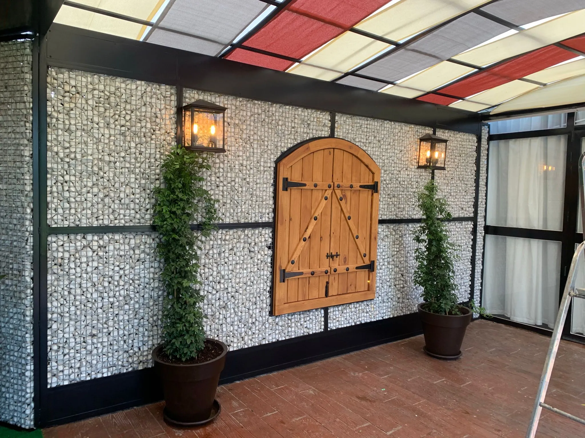 Decoración de paredes con malla decorativa y ventanas en forja en los Jardines de las Bovedas, foto 4 de 4
